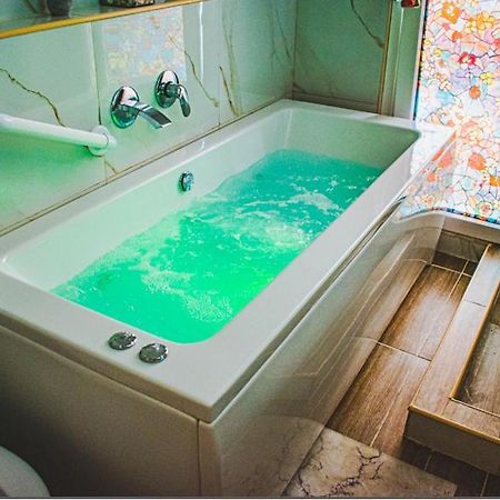 Kassandrou Suite Hot Tub-Jakuzzi - 2 Bedrooms - Big Balcony - Center テッサロニキ エクステリア 写真